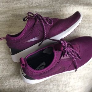 Nike Women’s “Sock” Style Tennis Shoes (Maroon)